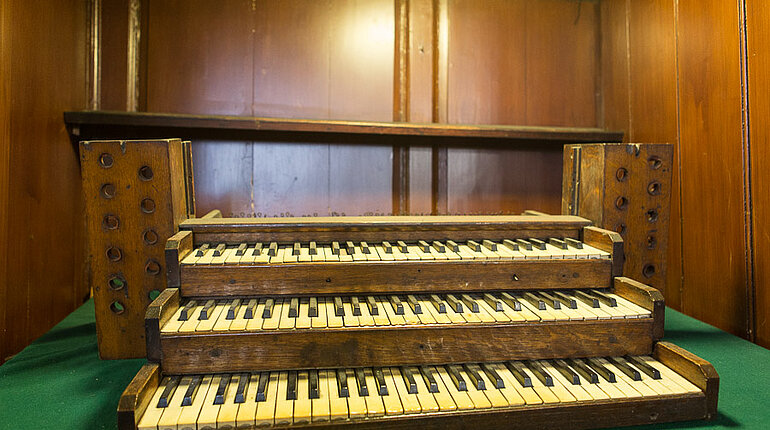 alte Originaltastatur der Orgel mit abgenützten Elfenbeintasten