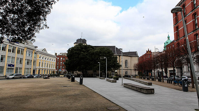 Ein Blick über den Wolfe Tone Square von Dublin