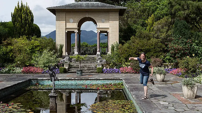 Anne als Statue im italienischen Garten von Garinish Island