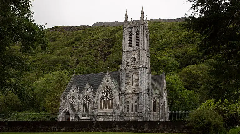 die gotische Kirche von Kylemore Abbey