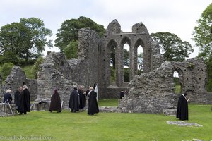 Game of Thrones-Tour bei der Inch Abbey in Nordirland.