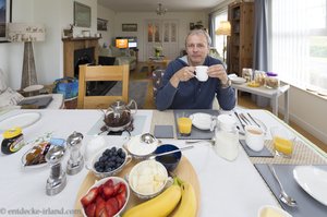 Lars beim üppigen Frühstück im Oran Beag House