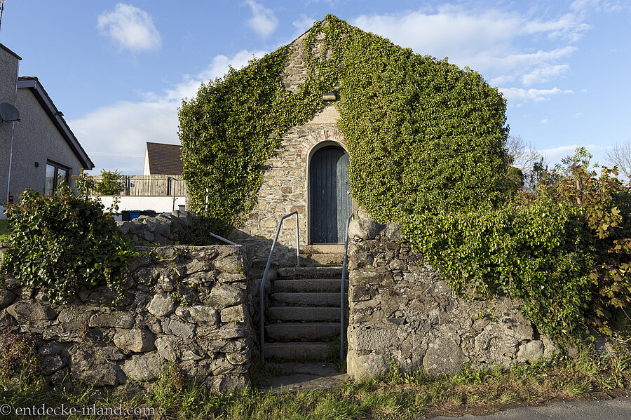 Eine kleine verwachsene Kirche im Dorf Maghera